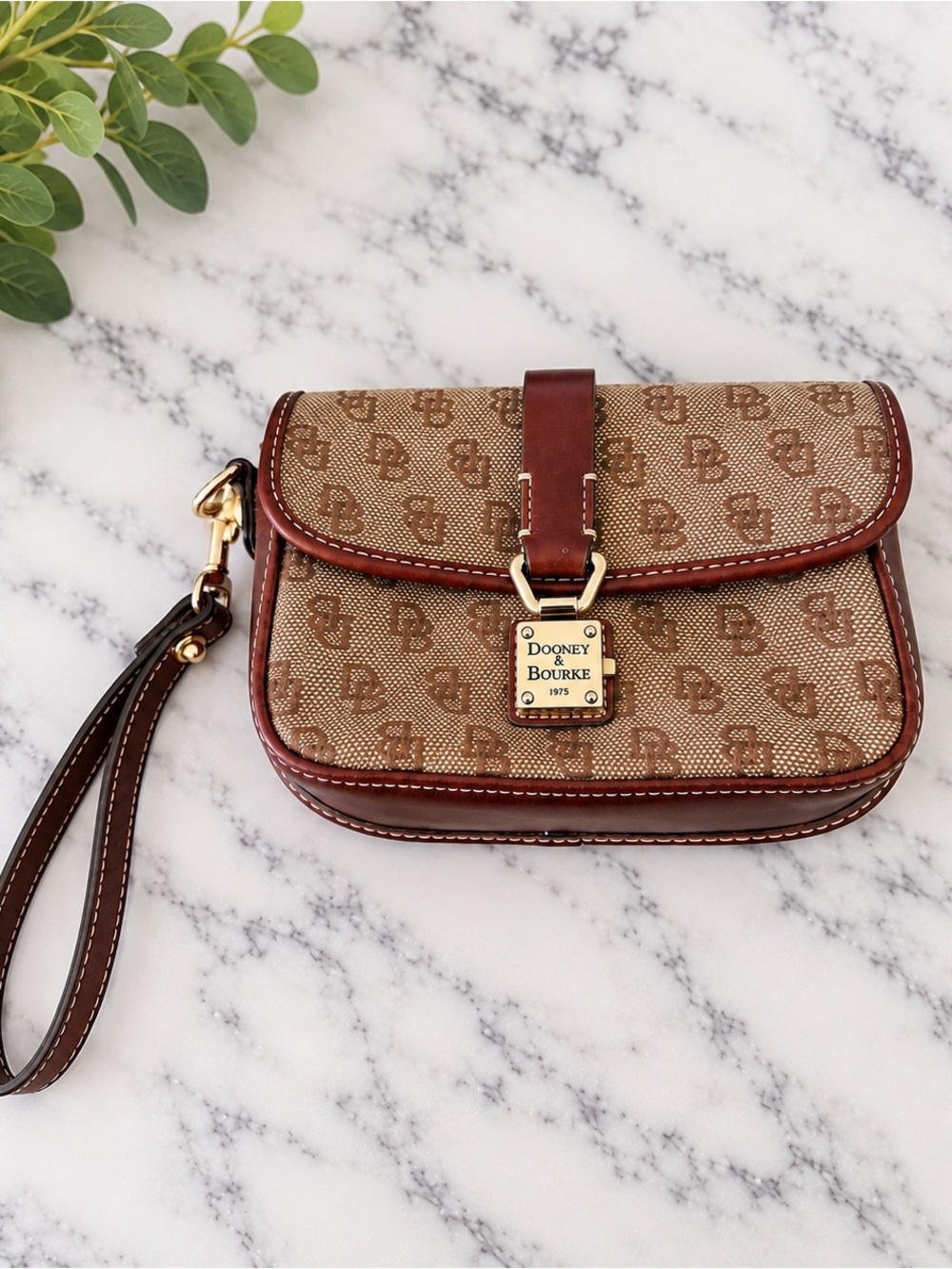 Dooney & Bourke
DOONEY & BOURKE BROWN DB SIGNATURE LOGO FLAP WRISTLET
LEATHER